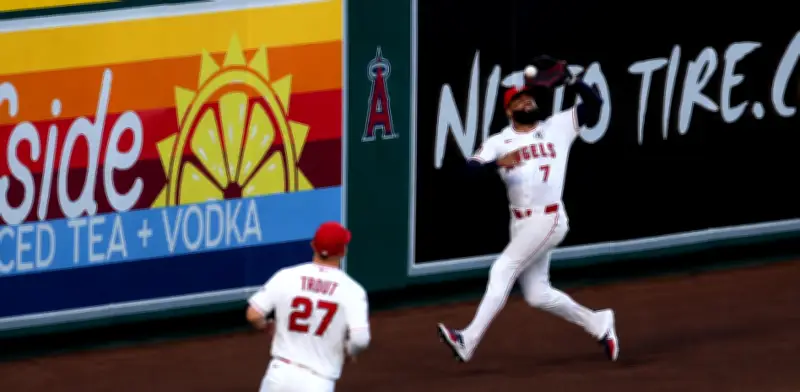 La jugada más absurda del año en la MLB: pelota golpea cabeza de Jo Adell y termina en jonrón