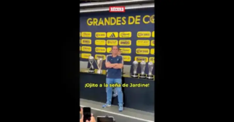 La señal de Jardine al mostrar todos los trofeos conseguidos
