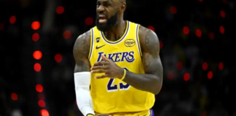 LeBron James comunica a Lakers que no seguirá en 2026-2027