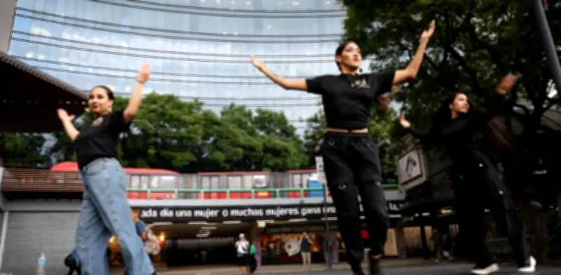 Lengua de Señas Mexicana se fusiona con danza folklórica en marcha LGBT+