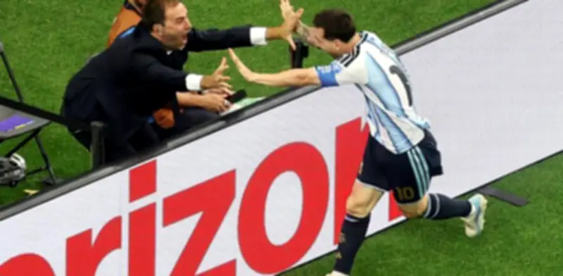 Lionel Messi celebra su gol 18 en Mundiales con el periodista Joaquín Bruno
