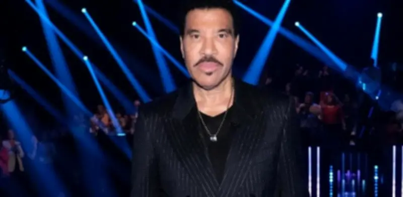 Lionel Richie hospitalizado tras abandonar concierto por mareo en Minnesota