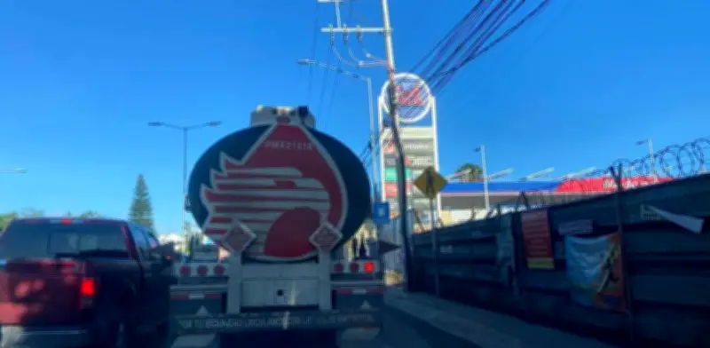 Llevan gasolina a Oaxaca desde Veracruz por rutas alternas ante bloqueo de la CNTE