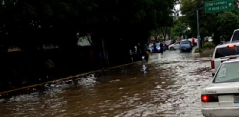Lluvia inunda Gran Canal y suspende Fan Fest en CDMX