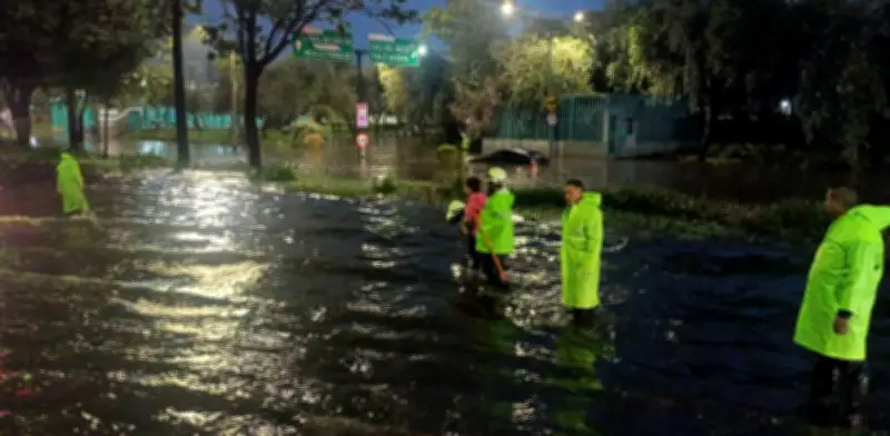 Lluvia inunda hospital y departamentos en Tlalpan; afecta Metro y movilidad