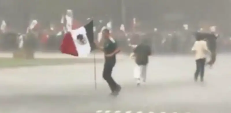 Lluvia y banderas: así celebró México su debut mundialista en el Ángel