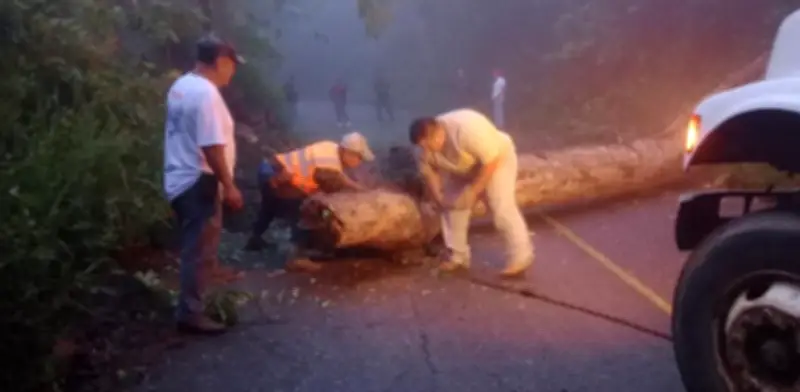 Lluvias en la Sierra hidalguense: cierres carreteros y daños en caminos