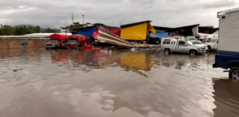 Lluvias en Tepeji del Río: colapso de techumbre y 30 emergencias