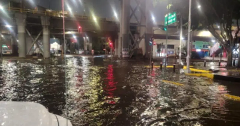 Lluvias torrenciales provocan caos vehicular en el Valle de México