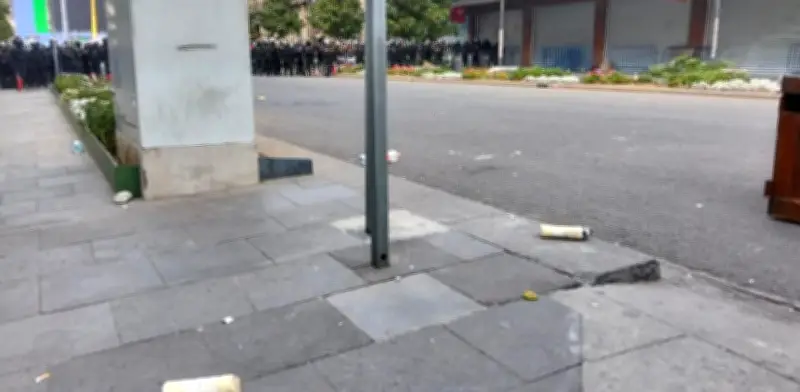 Manifestante herido por cohetones durante marcha en CDMX: SSC