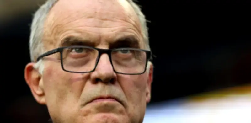 Marcelo Bielsa regresa en silencio a Uruguay; su salida de la Selección es inminente