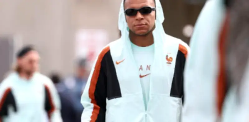 Mbappé revela festejo de flauta imaginaria con James Corden para el Mundial 2026