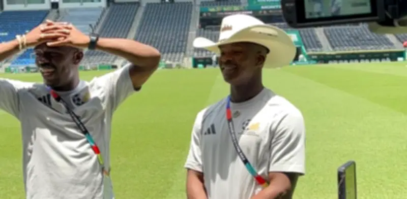 Mbokazi luce sombrero norteño antes de final de Sudáfrica vs Corea del Sur