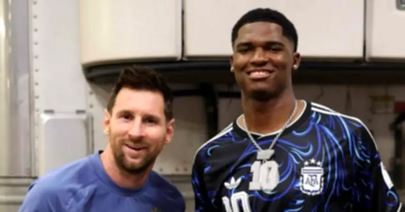Messi recibe camiseta autografiada de Marcel Reed tras partido en Texas