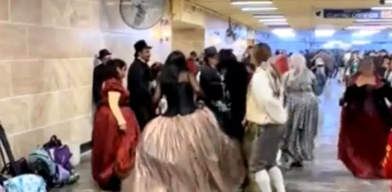 Metro Hidalgo se vuelve salón de baile: usuarios recrean época virreinal