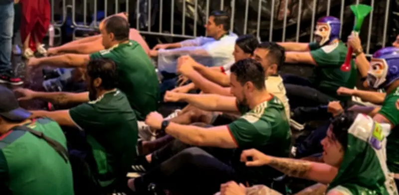 Mexicanos celebran con remo vikingo bajo la lluvia tras triunfo de Selección Mexicana
