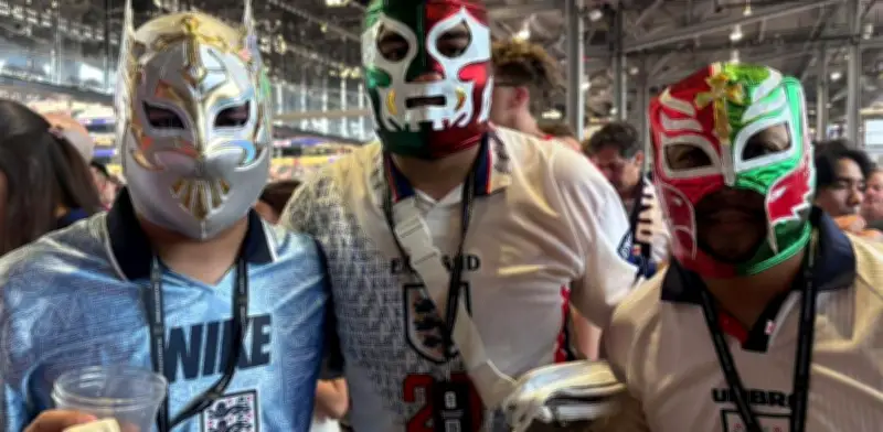 Mexicanos desafían veto de FIFA con máscaras en Inglaterra vs Croacia