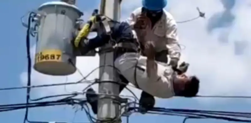 Milagro en Tlaxcala: trabajador sobrevive a descarga eléctrica en poste de luz