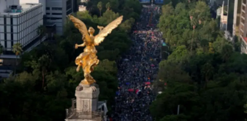 Miles de aficionados celebran en el Ángel de la Independencia el pase de México