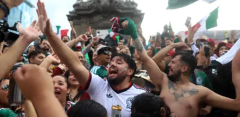 Miles festejan en el Ángel victoria de México ante Sudáfrica