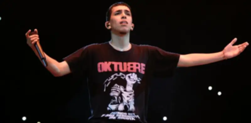 Milo J rinde tributo al Indio Solari y un fan es tacleado en el Palacio de los Deportes