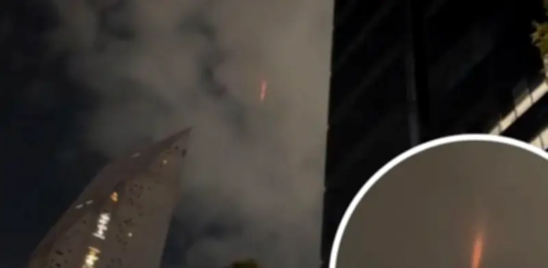Misteriosa luz roja en Reforma: el fenómeno que sorprendió a la CDMX antes del Mundial