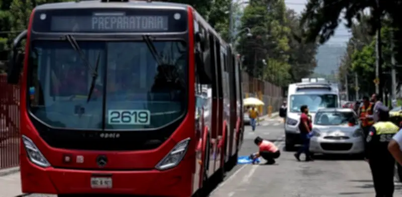 Motociclista muere al chocar contra Metrobús en Xochimilco