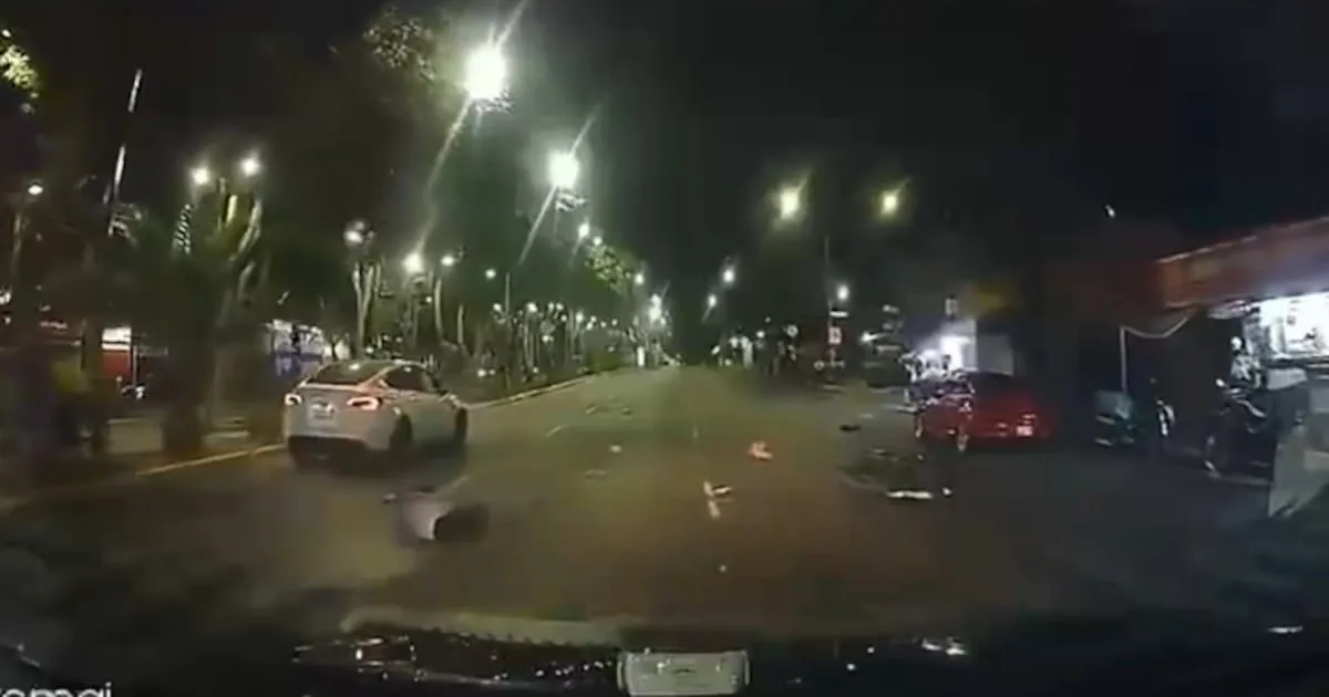 Motociclista muere al pasarse un alto y chocar contra un Tesla en CDMX