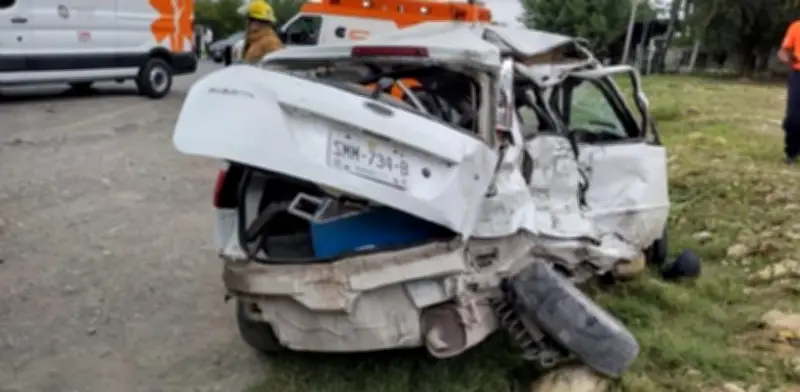 Muere madre e hijo en accidente en carretera Cadereyta-Allende