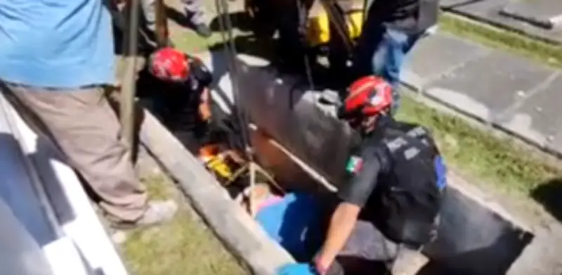 Mujer cae a tumba de 2.5 metros en panteón de Guadalupe, NL