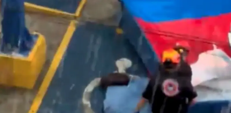 Mujer muere aplastada por espectacular durante tormenta en Nuevo León
