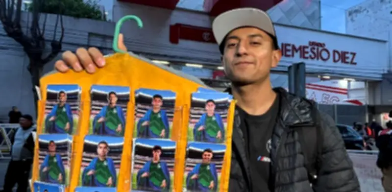 Mundial 2026: Estudiante vende estampitas de futbolistas santos para pagar su carrera