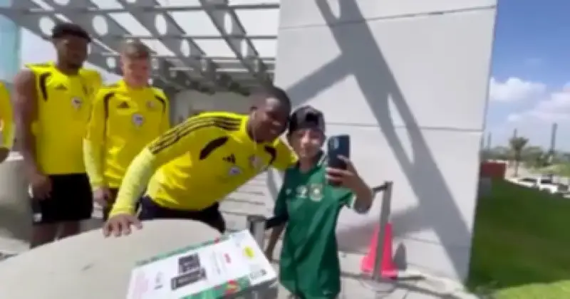 Niño mexicano conquista a Sudáfrica: DT le regala jersey antes del Mundial 2026