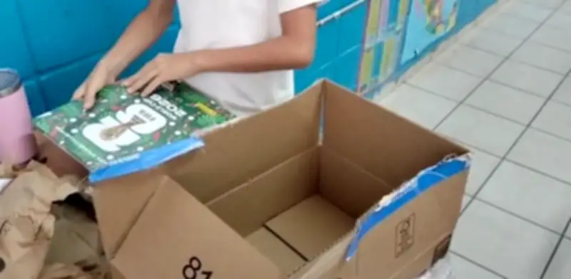 Niño que dibujó su álbum del Mundial recibe uno oficial como recompensa