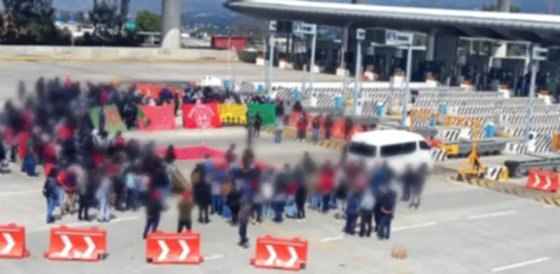 Normalistas bloquean autopista México-Cuernavaca por tercer día