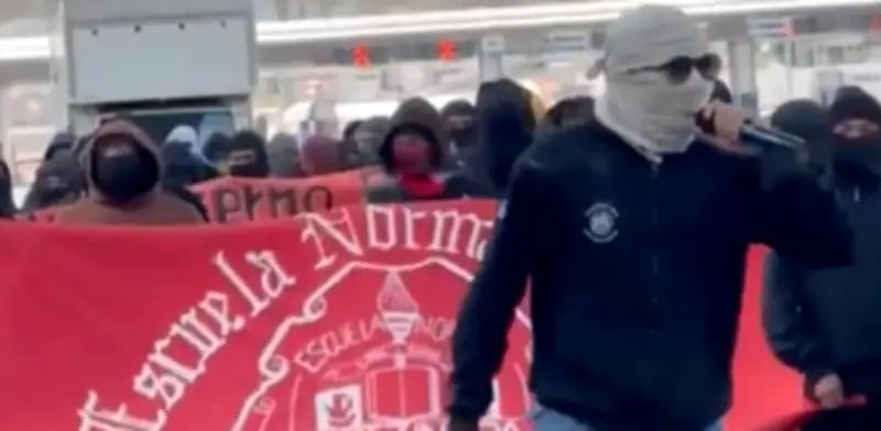 Normalistas vandalizan casetas en la México-Cuernavaca y se retiran