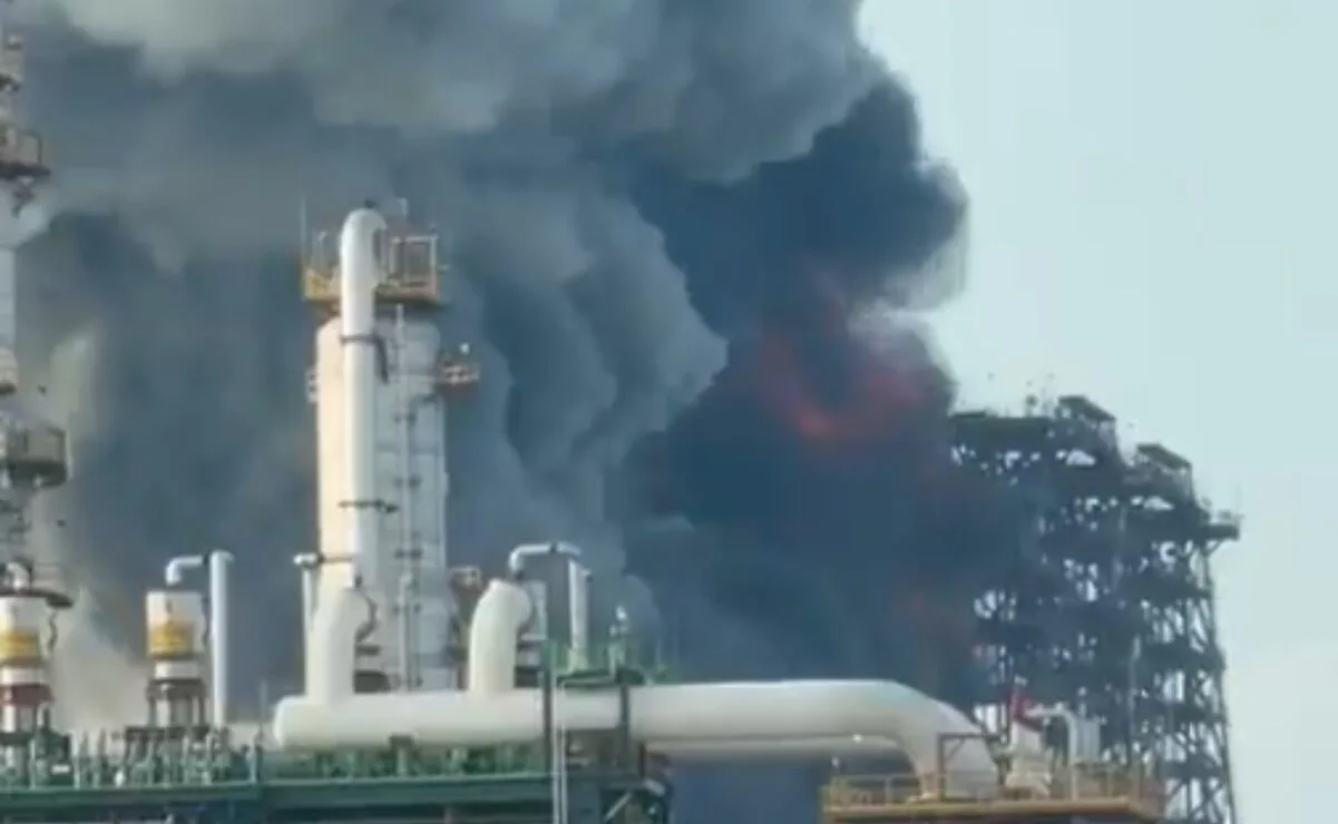 Pemex investiga causas de incendio en almacén de refinería Dos Bocas; descarta riesgo para comunidad