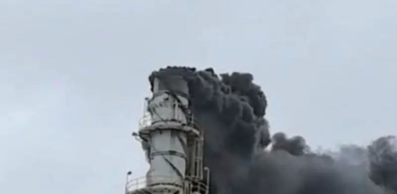 Nuevo incidente en Dos Bocas: suspenden actividades por incendio en Refinería Olmeca