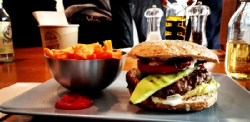 Nutrición y cáncer: lo que comes importa, pero la dieta anticáncer no existe