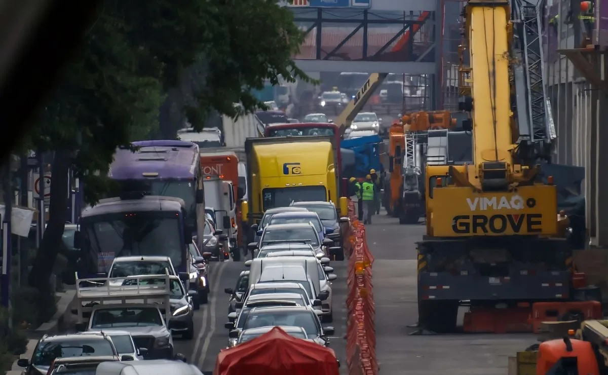 Obras del parque elevado en Calzada de Tlalpan generan caos vial