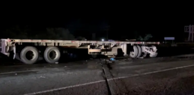 Operador de tráiler sobrevive a caída de 15 metros y a incendio en Colima