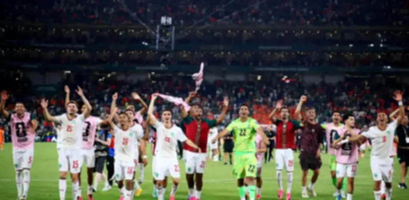 Oussama Idrissi celebra en tribuna la clasificación de Marruecos a octavos