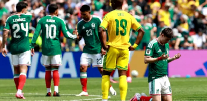 Ovacionan a 'La Hormiga' González en su debut mundialista con México