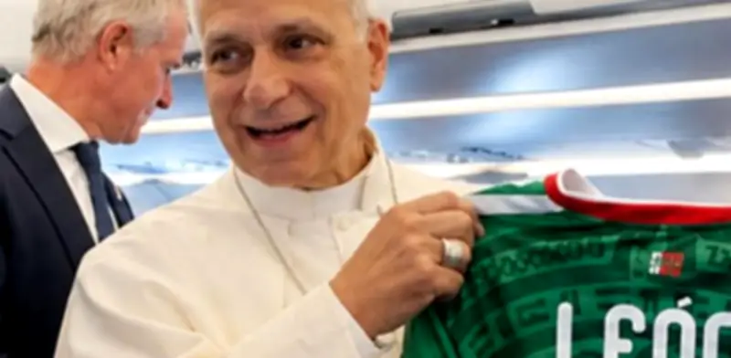 Papa León XIV posa con playera de México antes del Mundial 2026