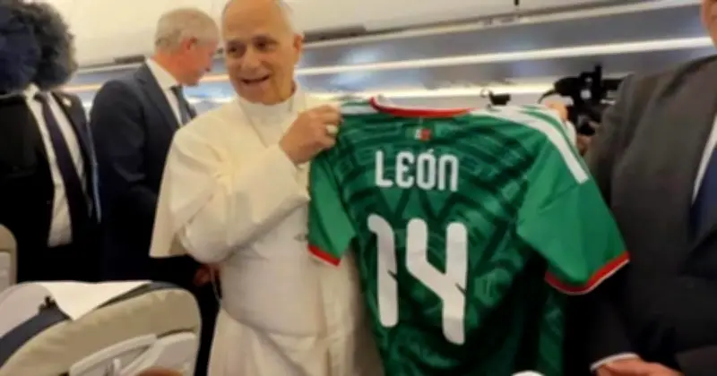 Papa León XIV recibe playera de México y envía mensaje de unidad por Mundial 2026