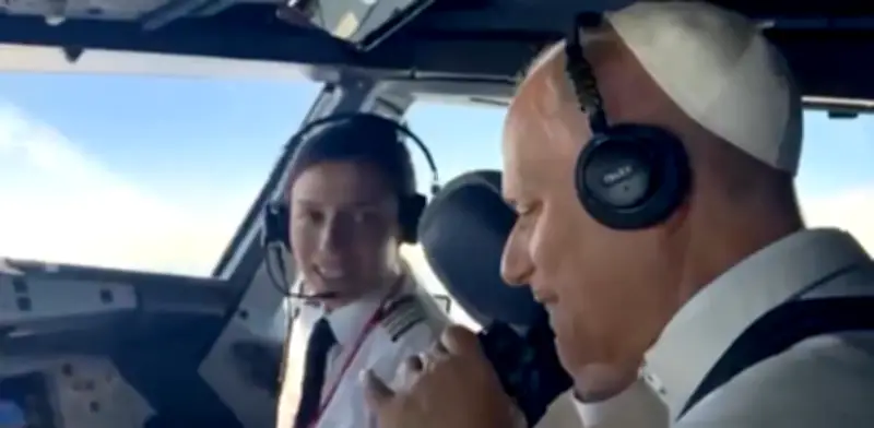 Papa León XIV saluda a pilotos en vuelo y usa catalán en Barcelona