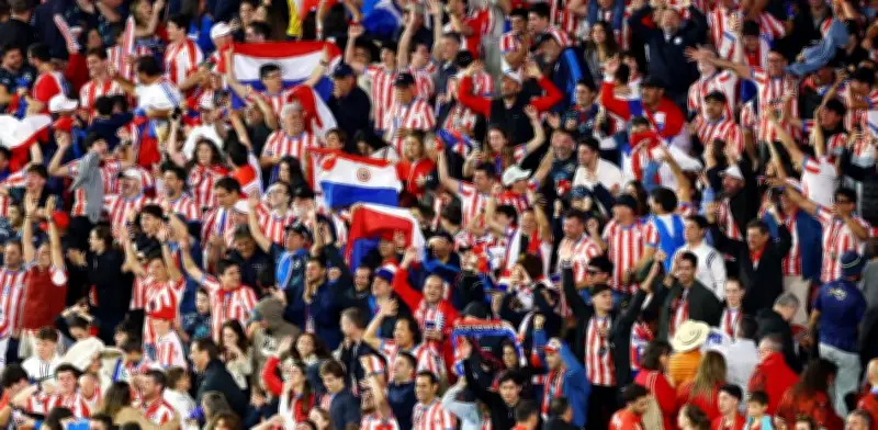 Paraguayos replican gesto de japoneses y limpian tribunas en Mundial 2026