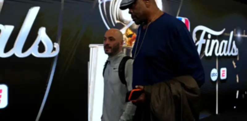 Patrick Ewing regala boletos para Finales NBA a niños en Nueva York