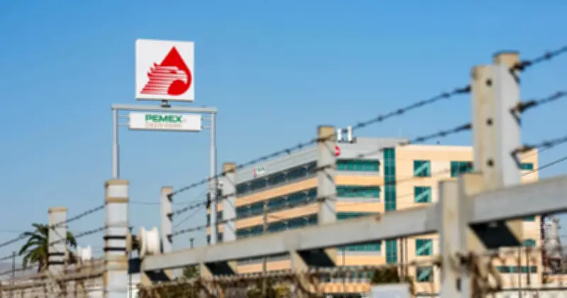 Pemex enfrenta derrame de hidrocarburos cerca de muelle turístico en Manzanillo
