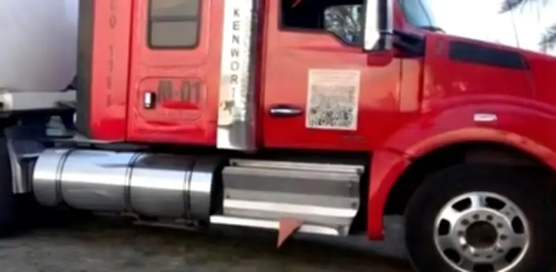 Persecución de tráiler robado en México-Pachuca deja daños y detenidos